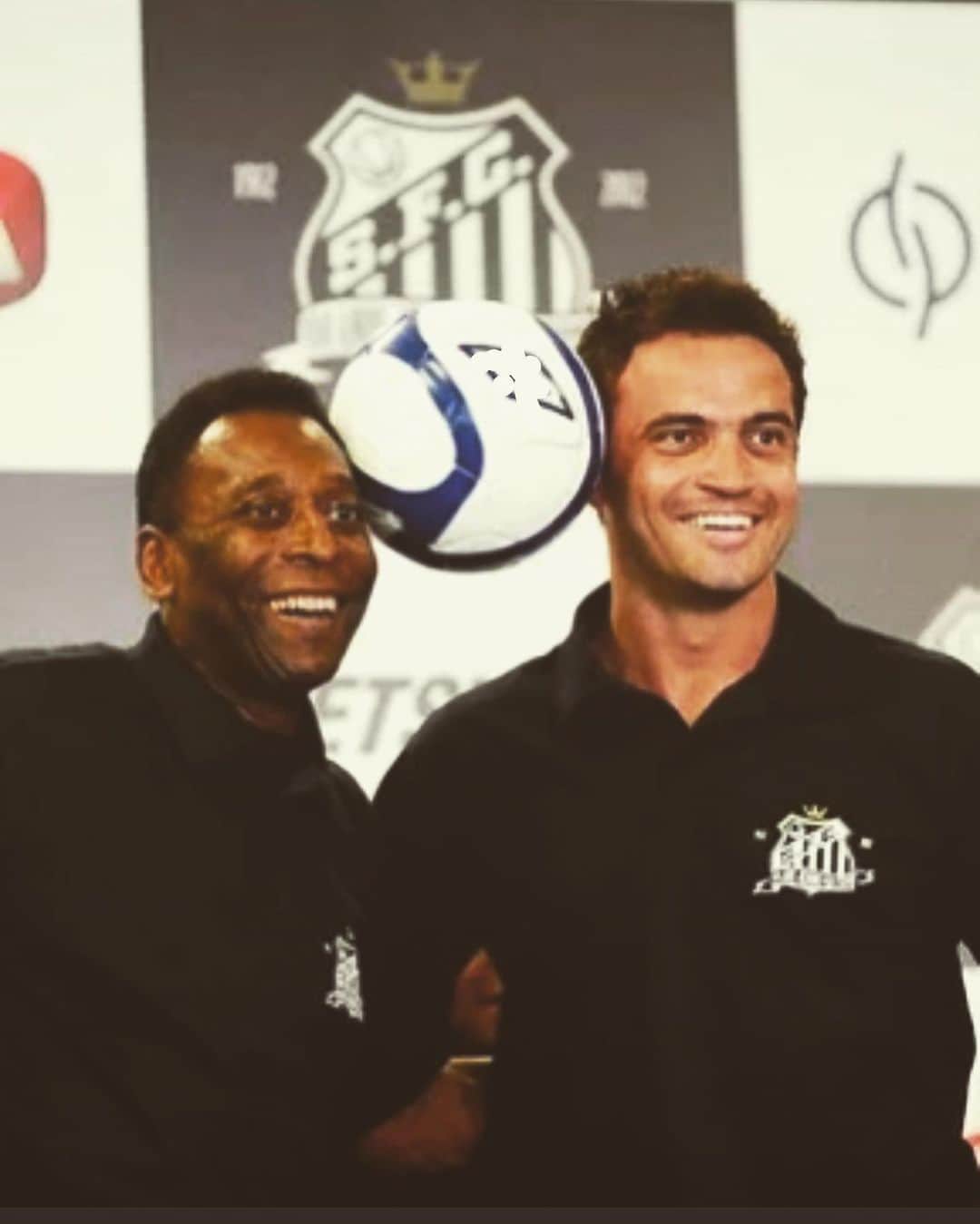 アレッサンドロ・ローザ・ヴィエイラのインスタグラム：「Vida longa ao 👑 Rei @pele -  Meus parabéns ao maior e melhor jogador da história! ❤️」