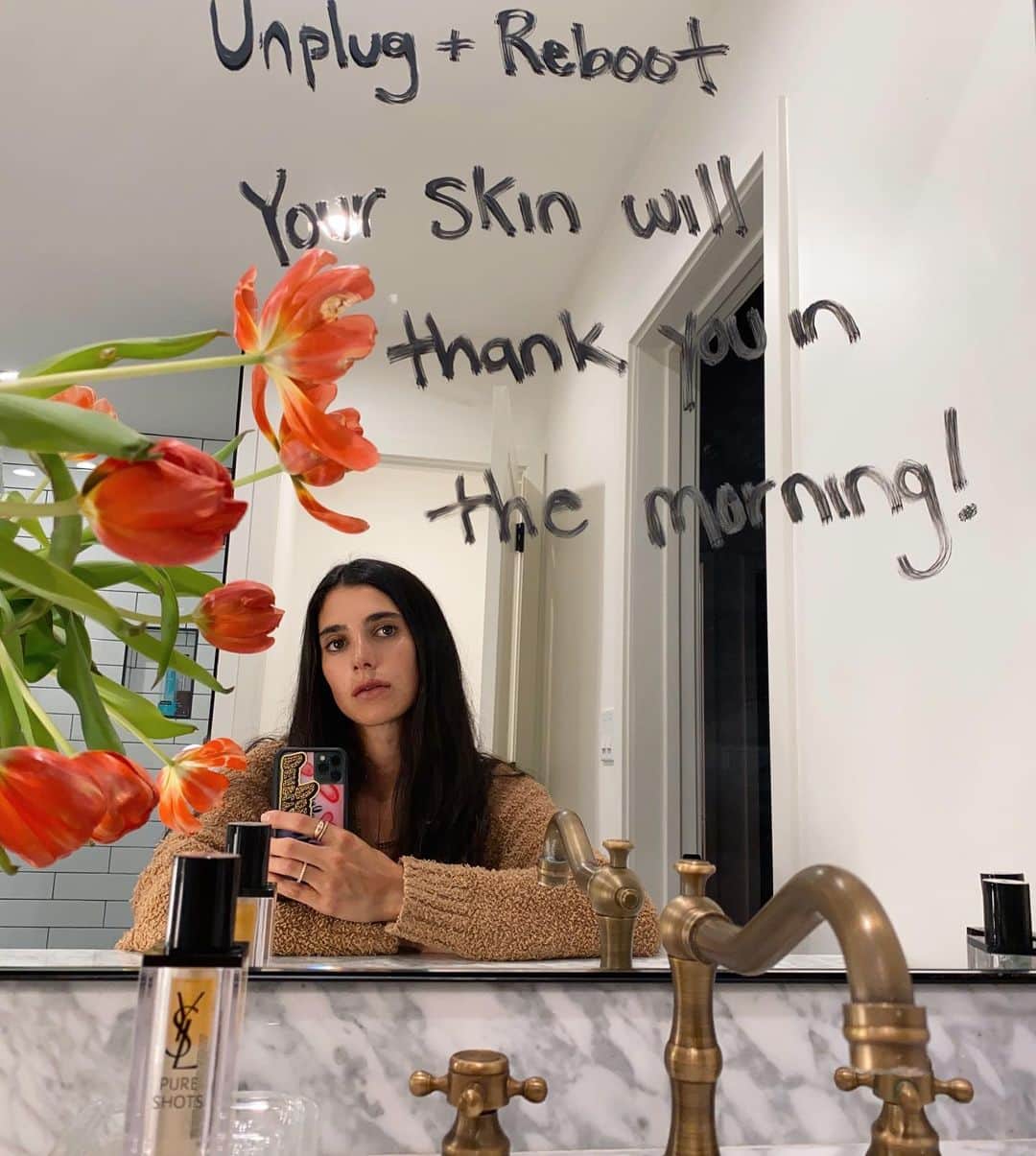 ローレン・ペルツのインスタグラム：「The world is rapidly changing, and finding the time to reset is important... but for me finding time seems impossible! so I do it in my sleep, courtesy of the @yslbeauty night reboot serum.  I use it before bed to wake up with refreshed and rested skin. ✨  #yslbeauty #yslbeautypartner #nightreboot」