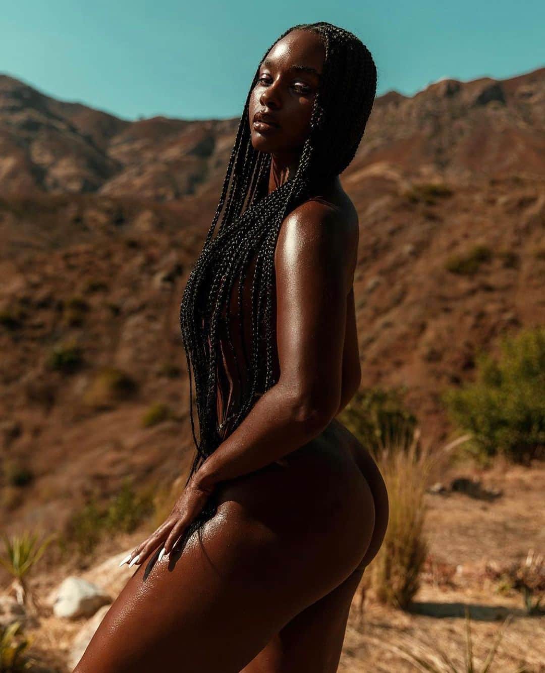 Tori Hughesのインスタグラム：「Vitamin E & 1000mg of CBD ‼️ 100% NATURAL, VEGAN & CRUELTY FREE ! @herbalbloomskin @herbalbloomskin @herbalbloomskin  Model @alexys_jay 🔥」