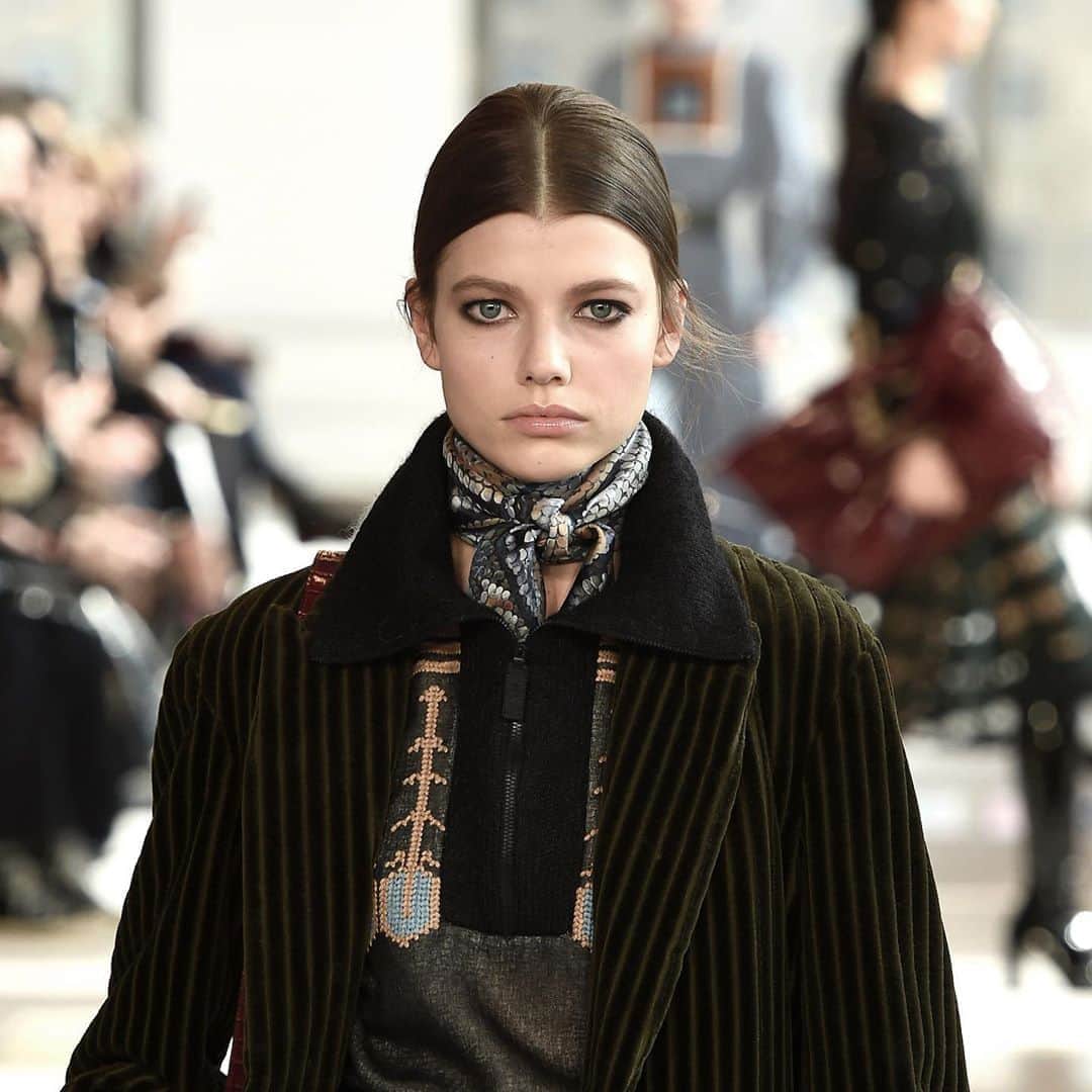 Longchampのインスタグラム：「You can see the world through the land art silk scarf... #LongchampFW20」