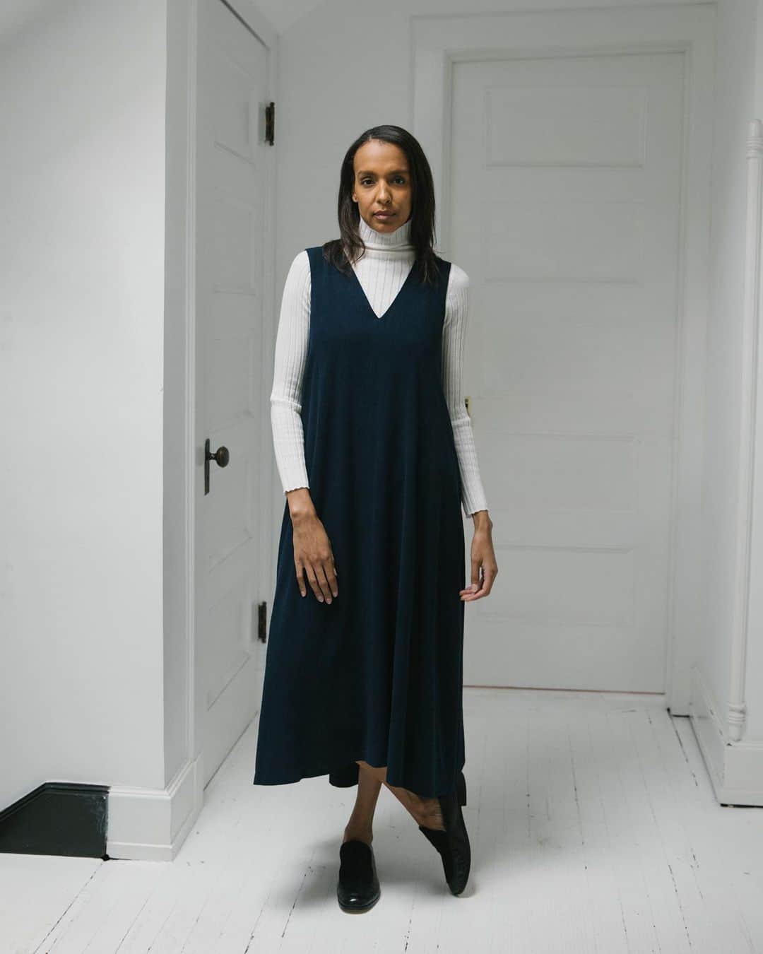 スティーブンアランのインスタグラム：「In the midst of a year filled with change, we started working on a women’s capsule that was filled with pieces we wanted to actually wear – pieces that are comfortable and easy while still being elevated, as we shouldn’t sacrifice one for the other. We landed on three styles that are inspired by the changing seasons and effortlessly transitioning between home and life: The Couch Dress, Fargo Dress, and Metro Jumpsuit. Available now. #stevenalan Photographer: @chandlerbondurant  Model: @jules.leigh」