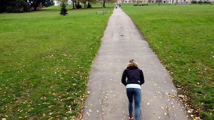 Laviai NIELSENのインスタグラム：「Hill sprints 💪🏼  wait ‘til the end to see the best view in London (in my opinion) 🏙😍 📹@jasonmharvey」