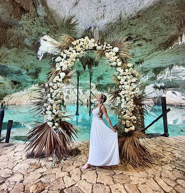 アリサ・ラモスさんのインスタグラム写真 - (アリサ・ラモスInstagram)「I got married!!! ...to myself...in the Mayan underworld...🤪 👰🏼‍♀️ . Jk but huge shout out to whoever did get married in this gorgeous, secret Cenote near Tulum for the epic idea, annnnddd for leaving this massive real flower archway! And I guess me for randomly wearing a long white dress to it. . Also big shout out to my friends Vanessa and Oliver from @turismochannel for not only showing me this lesser known Cenote in an actual little Mayan village, but for taking so many incredible photos and videos for me! I was seriously blown away by their determination to get their guests photos!! . That being said, if you want alllll the token photos, and unique photos, plus  a fun, safe, tour of Tulum, I HIGHLY recommend them! (Seriously tho, I saw two other private tours in here and the guides weren't taking any pics!!). . Now back to "my wedding"...I've already been to the top honeymoon destinations by myself (French Polynesia, Maldives, Santorini, Zanzibar, Seychelles), but for my actual wedding I want ceremonies in super unique, rare places (and yes I want multiple ceremonies haha).  . Where do you think I'd surprise everyone with an epic wedding? (Think on the level knowing I celebrated my 30th bday in Antarctica 😜) . Where would you have yours if it could be anywhere in the world (either to yourself or someone haha)?? . . . . #mayanriviera #cenote #mytulum #tulum #mexicancaribbean #wedding #weddingdress #weddinginspiration #MyLifesATravelMovie #alyssaramostravels #tlpicks」10月24日 1時12分 - mylifesatravelmovie