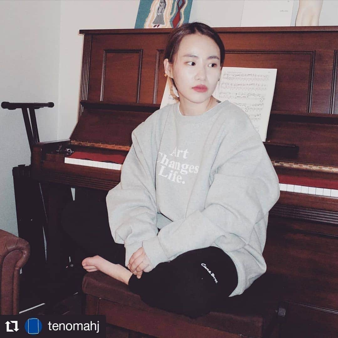 Urban Zakapaのインスタグラム：「너무 예쁘다~  20201019 현아 인스타 업데이트  Repost tenomahj • • • • • • 고뇌 🤯」