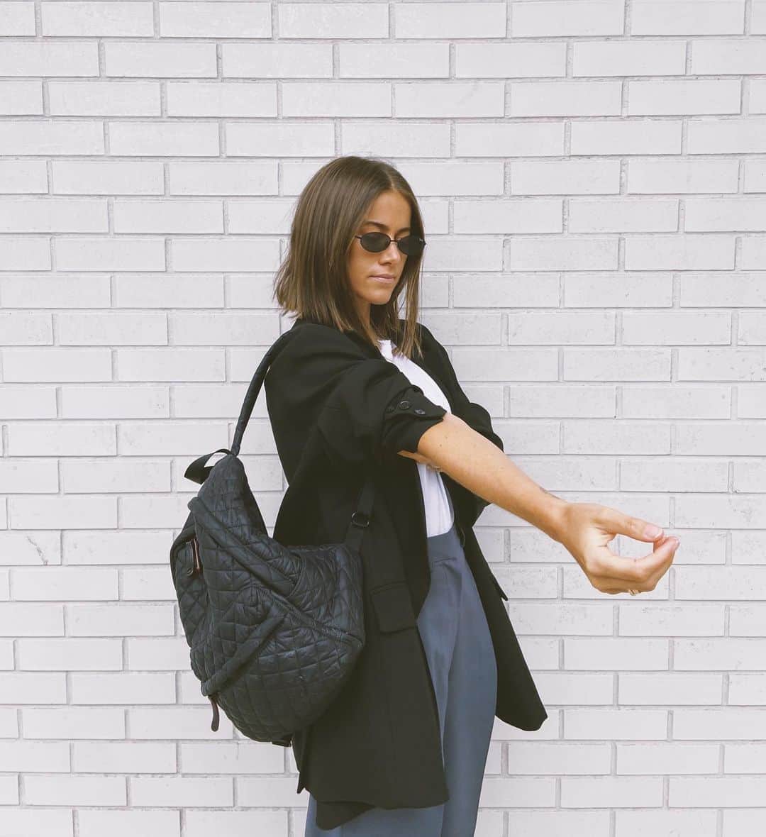 MZウォレスのインスタグラム：「How to style that "borrowed from the boys" look, starring @mollymckeeveryoga, the City Backpack ... a perfect jacket-sleeve *zhuzh* 👏👏👏」