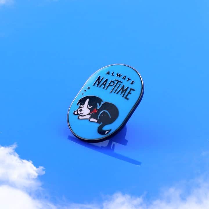 Andrew Knappのインスタグラム：「Nap time. One of the main pillars of self-care, right?  I've been working on this design for a long time, funny enough, and this week when I was preparing this promo stuff it struck me that the concept of Momo napping a lot hits differently now that he’s in his senior years.  So in the spirit of the sweetness of senior dogs, 10% of the profits from this will go towards this project I was recently directed at called @dogagingproject. From their site: "We are enrolling tens of thousands of dogs in a ten-year study to identify the biological and environmental factors that maximize health and longevity."  How perfect is that?  Available now in my store. Stickers available too because you asked. Big thanks to master animator legend @jessicaborutski for saving Momo from looking like a cat. #bemorelikeyourdog」