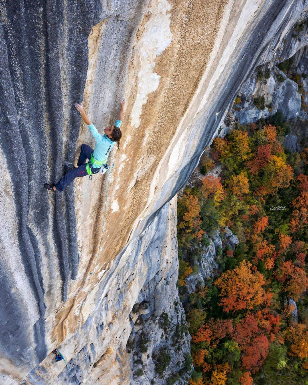 メリッサ・ル・ネーヴェのインスタグラム：「« Tom et je ris », you always have been a very intimidating route for me. I mean 60m tufa climbing is really far away from my style but actually it felt so fresh to have a different kind of challenge compare to my cycle of long term projects ! And honestly what a dream line !! 🤩 After an hour climbing but mainly fighting my mind to don’t just let it go.... 😅 I surprised myself at the top on my first go after checking once the moves the previous day. With the thought that I don’t feel comfortable with this style, I personally think it would be soft for the grade, maybe more a solid 8b.  King line of verdon and must do in a life time ! Thank you sooo much @marcosncosta to stayed awake on this crazy long run 😉 and for the special warming up dance with Jan !  📸 @jan_novak_photography like a kid with the fall’s color 🍂🍁  @adidasterrex @fiveten_official @arkose.climbing @team_edelrid @deuter  • #brandofthebrave #bethbyarkose #climbgreen #edelrid #climbing #multipitch #klettern #escalade #verdon #outdoor #alpesdehauteprovence #climbinggirls #climbing_is_my_passion」