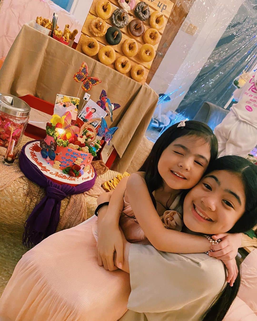 のインスタグラム：「happy birthday natalia!! WOW i cant believe you’re already 6 years old 🤭 i remember you were just like 2 inches tall hahaha jk 🤣 now you’re old enough to go to the bathroom by yourself, get your own glass of water and have internet until 8pm 🤣 but no matter how old you get 20 or 40 years from now, you will always be my baby sis 🥳 love you natalia!! 🥺❤️ stop growing up :(」