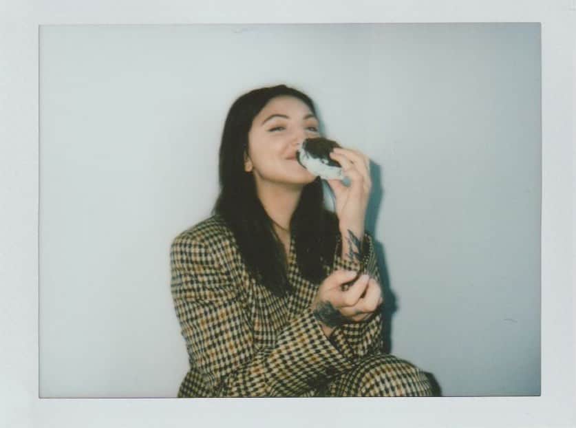 Julia Michaelsのインスタグラム：「fun fact.. I haven’t had a vegetable in 3 months」