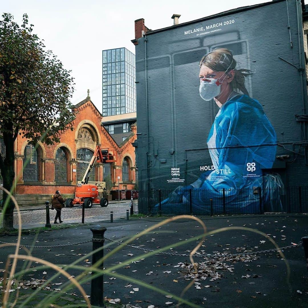 ウィリアム（ケンブリッジ公）さんのインスタグラム写真 - (ウィリアム（ケンブリッジ公）Instagram)「We are proud to show you this incredible piece of artwork on display in Manchester. It is one of the final 100 images entitled ‘Melanie, March 2020’, and represents the #holdstill2020 community exhibition.  With the support of @NationalPortraitGallery and @CoopUk, this amazing mural brings Hold Still to the streets of the UK, demonstrating the support for the NHS community.  Photo credit: Johannah Churchill」10月24日 1時29分 - princeandprincessofwales