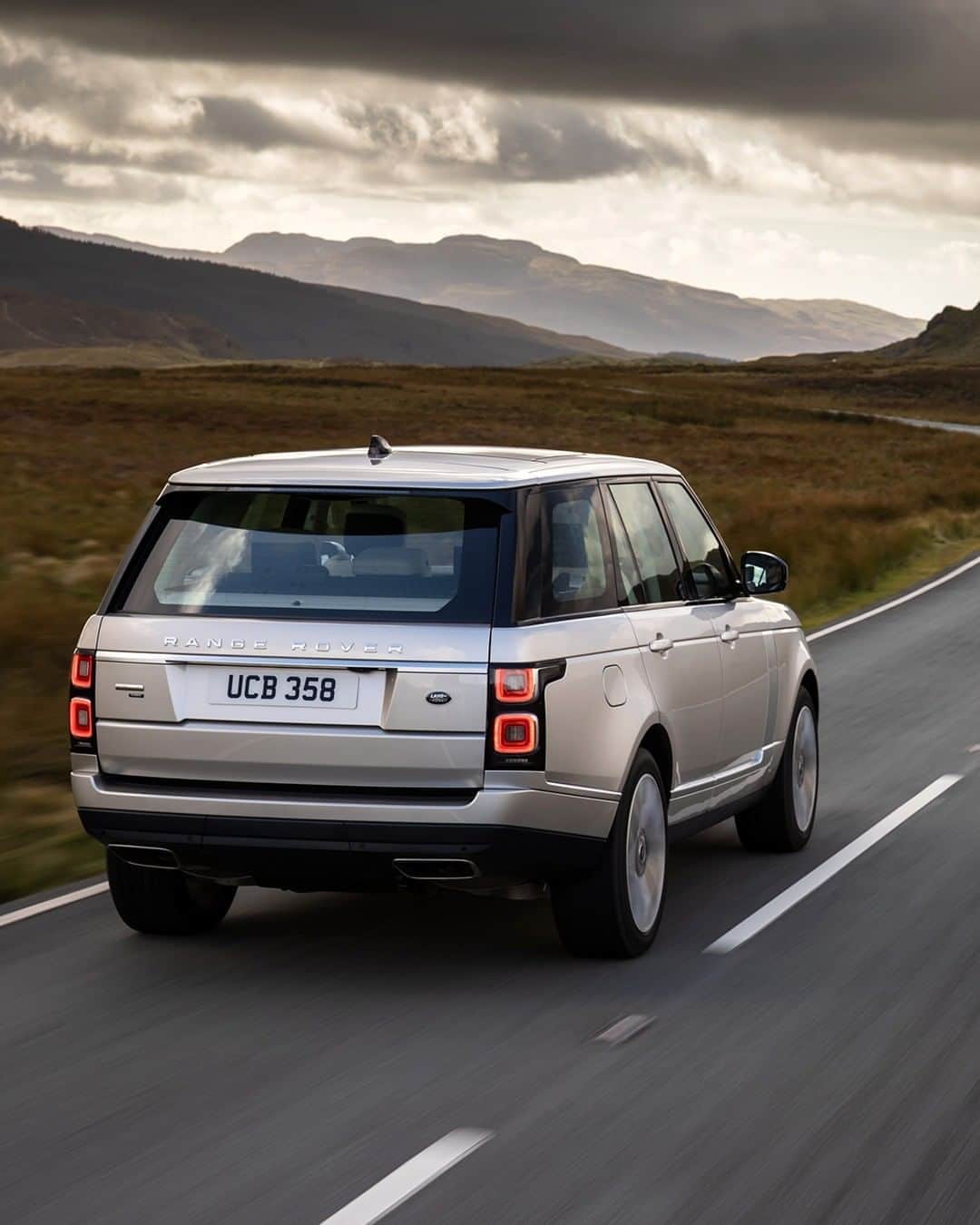 Land Roverさんのインスタグラム写真 - (Land RoverInstagram)「Experience refined luxury and effortless performance with our latest engine technologies. Learn more about #RangeRover's 3.0-litre straight-six Ingenium diesel engine powertrain via the link in our bio.   #LuxurySUV #4x4 #Carsofinstagram #Technology #Design #RangeRover50 #50YearsOfRangeRover」10月24日 1時30分 - landrover