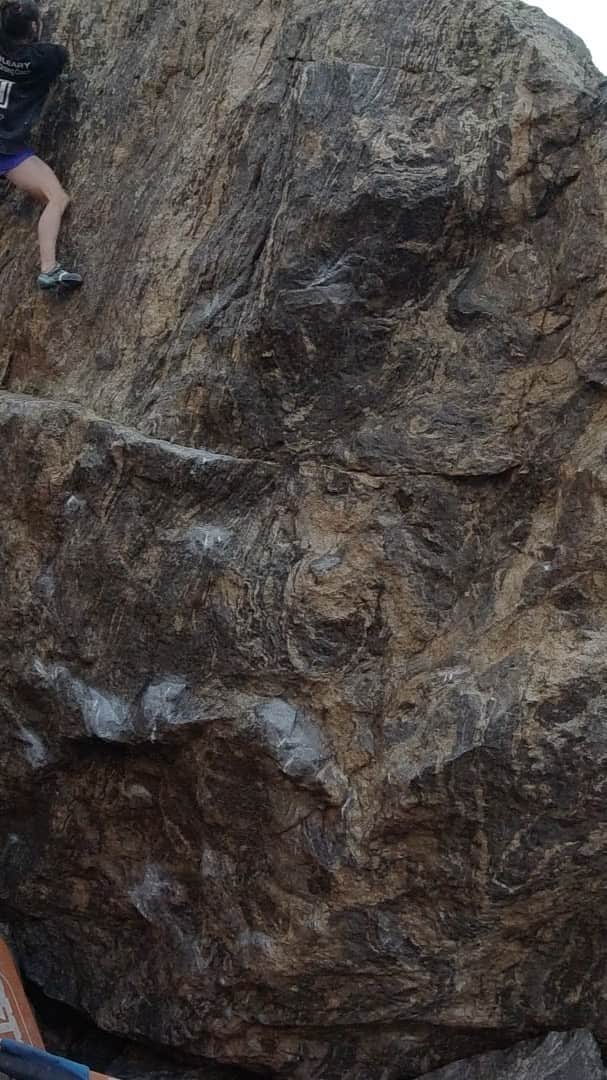アレックス・パッチシオのインスタグラム：「Here’s a little uncut video of “Daytripper, V13/ 8B” I sent a few months back when all these sad and crazy fires in Colorado weren’t around!  . I hope everyone got out of Estes Park safely the other day and I hope all your homes will be ok! RMNP is one of my most favorite places to climb and it holds a very special place in my heart! 🙏 for Colorado and that these cooler temps with rain will help a lot!!! ❤️ . @scarpana @evn_cbd」