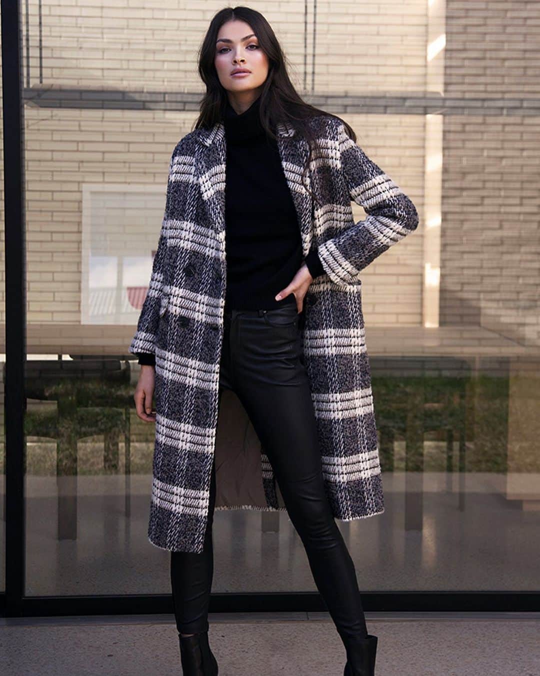 クーカイのインスタグラム：「Adoptez la tendance carreaux avec le manteau qui sera l’allié mode incontournable de la saison.  #coat #fashion #kookai」