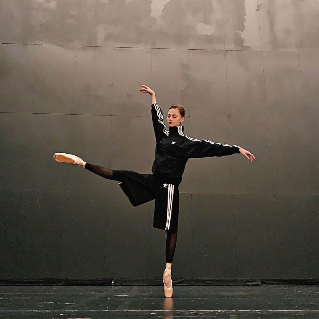 ダリア・イオノワさんのインスタグラム写真 - (ダリア・イオノワInstagram)「на штанах полосочки, но нет папиросочки 😂  _______________________________________  #spb #saintpetersburg #mariinsky #mariinskytheatre #mariinskyballet #mariinskydancer #vaganovastudents #ballet」10月24日 1時34分 - ionovaworld