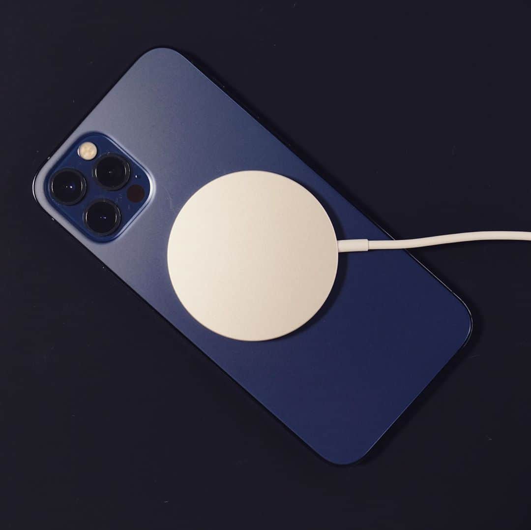 松村太郎のインスタグラム：「#MagSafe Charger and #iPhone12 Pro.  位置合わせが決まり、しっかりくっつくので #寝しなにワイヤレス充電を仕掛けたのに朝起きたらバッテリー瀕死 という状況が完全に防げるようになりました。  絶対Appleの人たちも、同じ状況頻発してたはずだし、こうした改善が標準化に盛り込まれる時間を待てなかったんだろうな、と。」