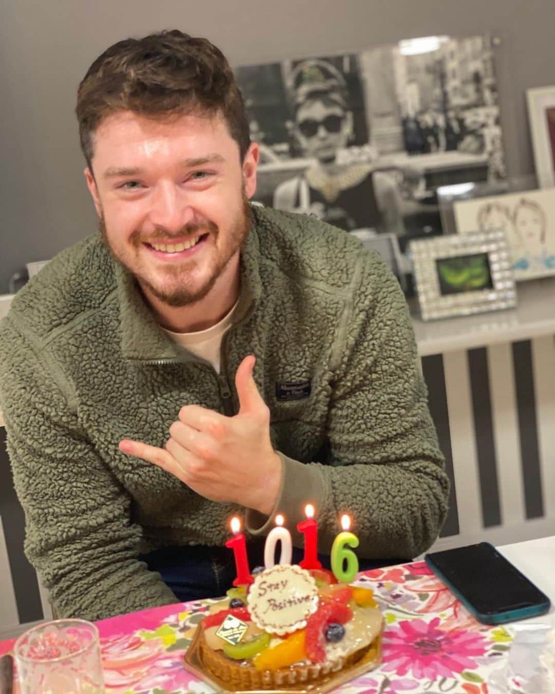 のインスタグラム：「Friends... 7,8年お互いのこと知っててようやく会えた！いつ知ったのかも、なんで繋がったのかも知らないけど、ずっと友達であるかのように、家族のように迎え入れてくれた。自分の周りをこういうポジティブな人たちで固めたいな、、って思った今日1日。 そして @m.e_projects_ のアパレル発売した日(10月16日)を記念してケーキも、 #staypositive のチョコレートも！飾り付けも最高だし、babyからローズもらっちゃったし、なによりもたくさん話せてよかった。似たような悲しい経験から、それを乗り越えてハッピーな今の人生について。本当に素敵なカップルと巡り会えてよかった。 #thankyou #family #friends #meprojects #MEP #houseparty #positive #身長差」