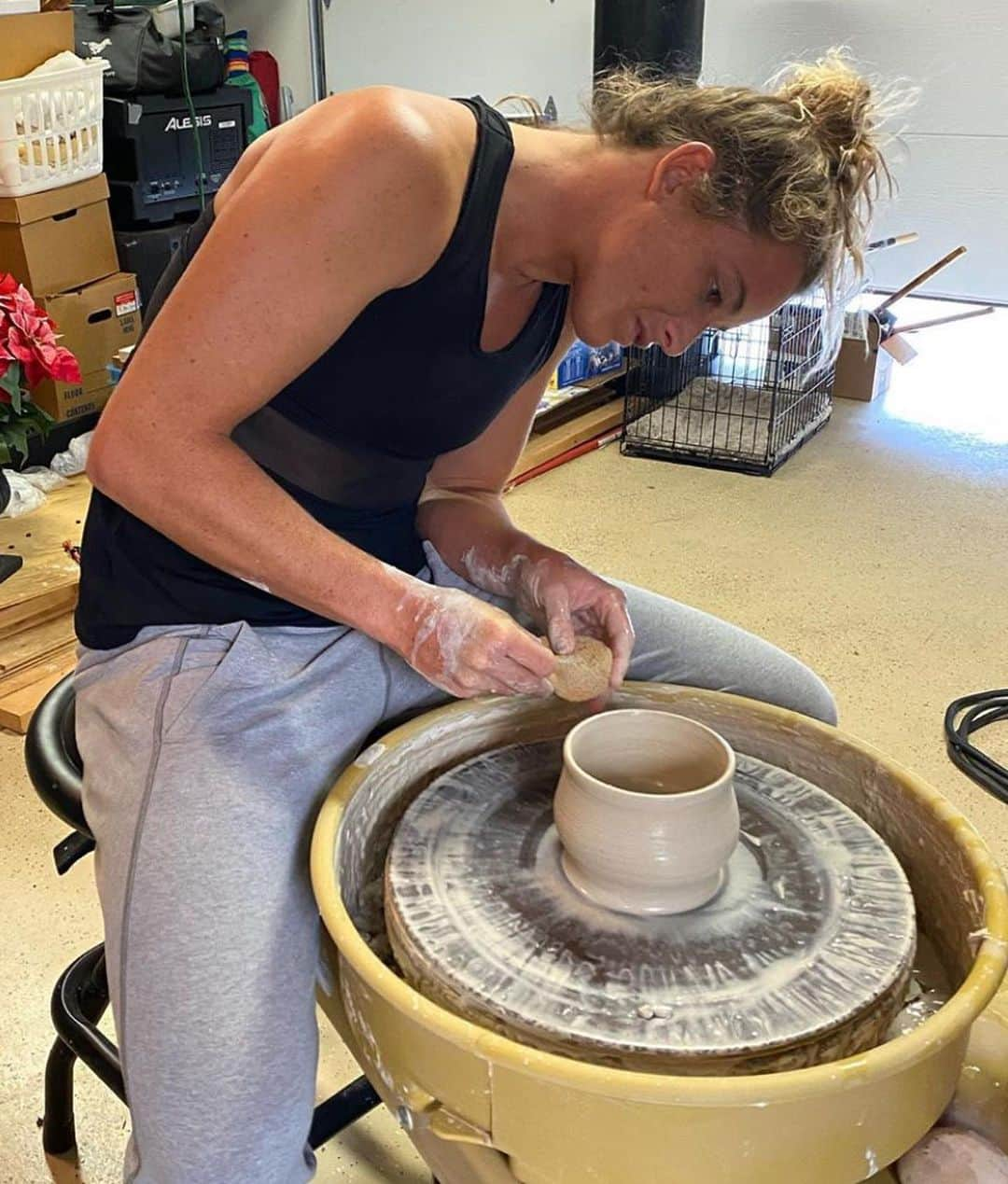 コートニー・コンローグさんのインスタグラム写真 - (コートニー・コンローグInstagram)「I love family and gosh do I love playing with Clay! Haven’t really thrown since high school but it’s nothing vibes from fam and a puppy can’t fix 😝」10月24日 2時07分 - courtneyconlogue