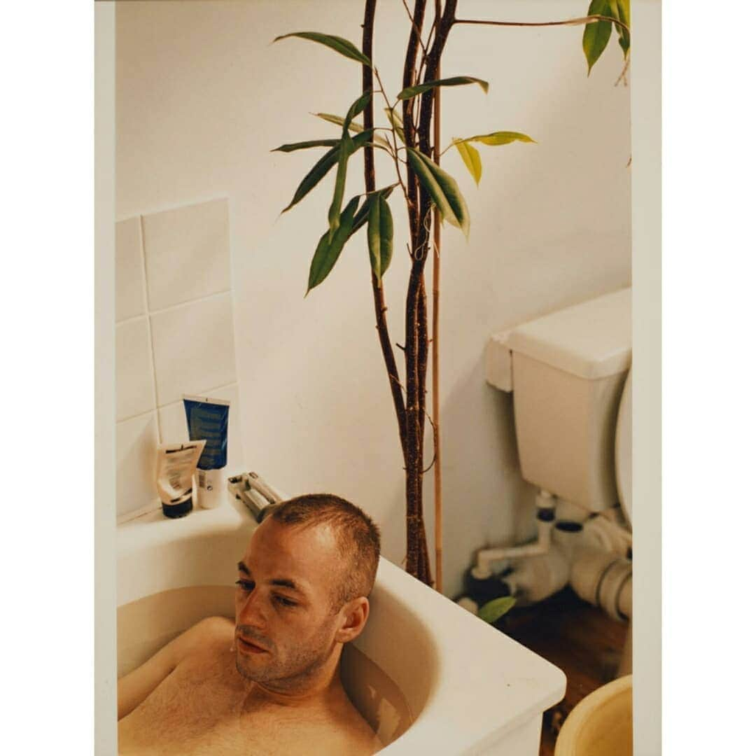 テート・ギャラリーさんのインスタグラム写真 - (テート・ギャラリーInstagram)「A weekend series. 🛁🌱📺🐈📚  ​Sirkka-Liisa Konttinen, Jean Barron with Parents (Byker) 1980, printed 2012 ​Wolfgang Tillmans, Jochen taking a bath 1997 ​Mary McEvoy, Interior: Girl Reading 1901 Edward Bawden, Roses and Rue 1986 Keith Arnatt, Gardeners 1978–9 Lynette Yiadom-Boakye, 10pm Saturday 2012 Edward Burra, The Snack Bar 1930 Paula Rego, Moth 1996 Jeff Wall, A View from an Apartment 2004–5 Paul Graham, Television Portrait (Danny, Bristol) 1991 ​ ​Keep safe and keep warm. 💛」10月24日 1時59分 - tate