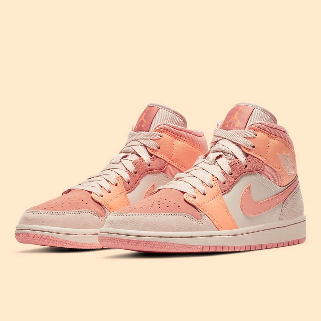 Sneaker Newsさんのインスタグラム写真 - (Sneaker NewsInstagram)「Showing no signs of slowing down, the Air Jordan 1 Mid appears in a refreshing "Apricot Orange" take with related hues in a mix of premium materials - including basketball textures. Hit the link in our bio to get a closer look.」10月24日 2時02分 - sneakernews