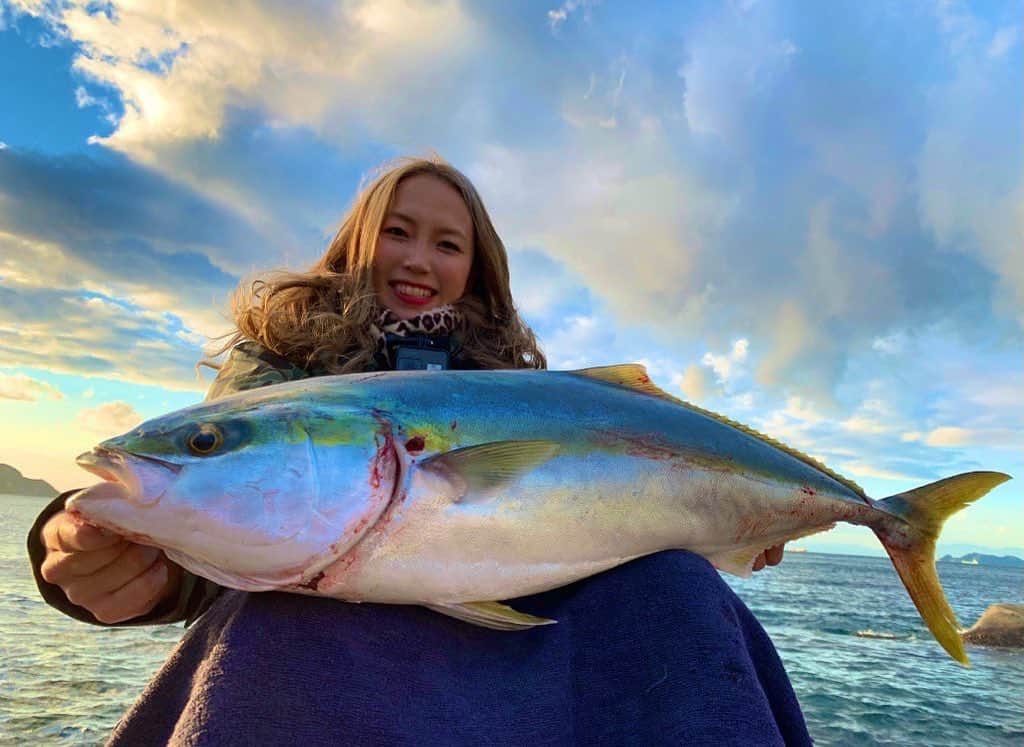 のインスタグラム：「. ✨速報✨ メジロ釣ったどぉぉおーーっ‼️ . . #淡路島 #陸っぱり #青物」