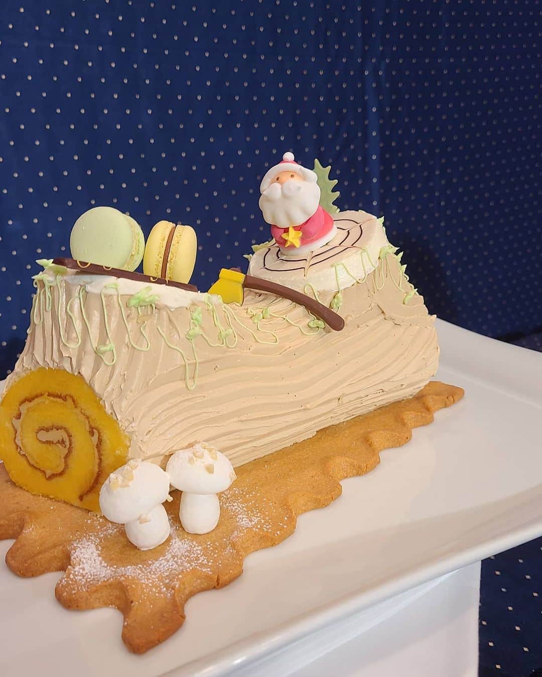 今堀恵理さんのインスタグラム写真 - (今堀恵理Instagram)「帝国ホテル大阪のクリスマスケーキ2020  @imperialweddings.osaka   予約が開始しましたよ❤️ 試食会に参加しました  全種類食べたよ 🌟Angelot（アンジュロ） 🌟ドアマン・スヌーピー 🌟ブッシュ・ド・ノエル 🌟クリスマスショートケーキ 🌟ミルフィーユ 🌟クリスマスプティガトー　3種類 🌟ヘーゼルナッツと洋梨のクグロフ  私のお気に入りはアンジュロです。 ホワイトチョコレートムースにマンゴーやココナッツなどさまざまな食材を幾重にも重ね合わせた贅沢なクリスマスケーキです。  ご予約期間 ～12月14日（月）17：30  商品お渡し期間 12月19日（土）～22日（火）　時間　11：00～18：00 12月23日（水）～25日（金）　時間　11：00～20：00  商品お渡し場所 ブフェ＆ラウンジ 「ザ パーク」 テイクアウトコーナー（1階）  #帝国ホテル大阪 #クリスマスケーキ2020 #スヌーピー #christmas2020 #christmascake」10月24日 7時35分 - eriimahori
