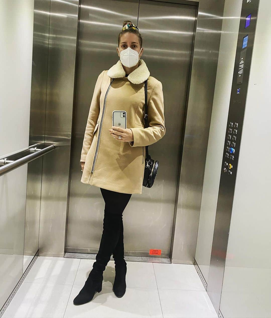 マリー・ギャヨさんのインスタグラム写真 - (マリー・ギャヨInstagram)「Back to this elevator #Office #SomeDays #Friday #Hills #Mask #LoveMyJob & #LoveTheWeekEnd #GoHome」10月24日 2時09分 - marie.gayot