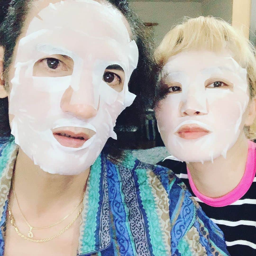 丸山桂里奈さんのインスタグラム写真 - (丸山桂里奈Instagram)「ただいま。 深夜の帰宅。昨日からパック始めました😚 今日も1日一緒でしたよーん。 ヨキヨキ。 明日も頑張りましょー。 パワーいっぱい元気一番😍  #パック #ふたりで #もうすぐ乾燥の季節 #一緒にね #1日一緒でした #最高に幸せ #パワーしかない #当たり前な毎日が当たり前じゃなく #目に見えるものに感謝 #近くにいる人に感謝 #みんなに感謝 #とにかく感謝感謝の毎日に #笑顔でね #いい意味で #インスタバエ」10月24日 2時10分 - karinamaruyama