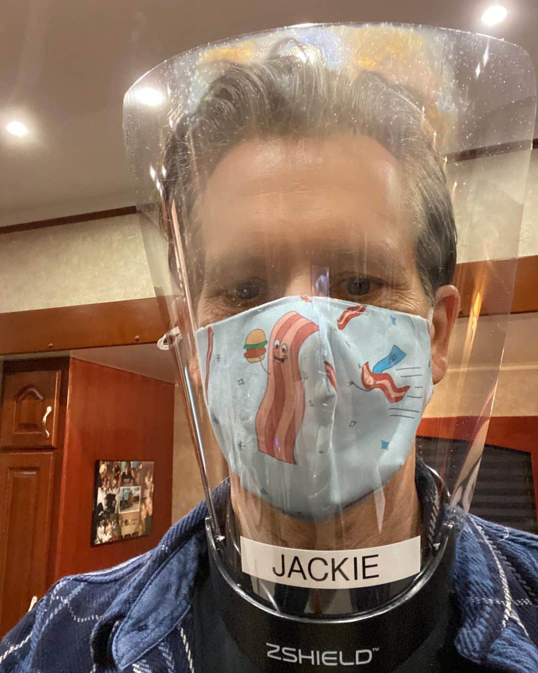 ケヴィン・ベーコンさんのインスタグラム写真 - (ケヴィン・ベーコンInstagram)「Jackie is back. First day on @shocityonahill my dresser gifted me a very special mask. Some might say it’s a little on the nose...😜🥓 Stay safe out there folks!」10月24日 2時10分 - kevinbacon