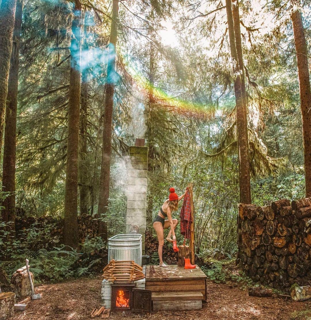 サラ・ジーン・アンダーウッドさんのインスタグラム写真 - (サラ・ジーン・アンダーウッドInstagram)「It’s that time of year again 🍂🔥❄️🌧 . Hippie hot tub by @jacobwitzling & @saraunderwood . #pnwonderland #beautifuldestinations #wildernessculture #adventuretime #earthfocus #pnw #getoutside #woodfirehottub #diy」10月24日 2時11分 - saraunderwood