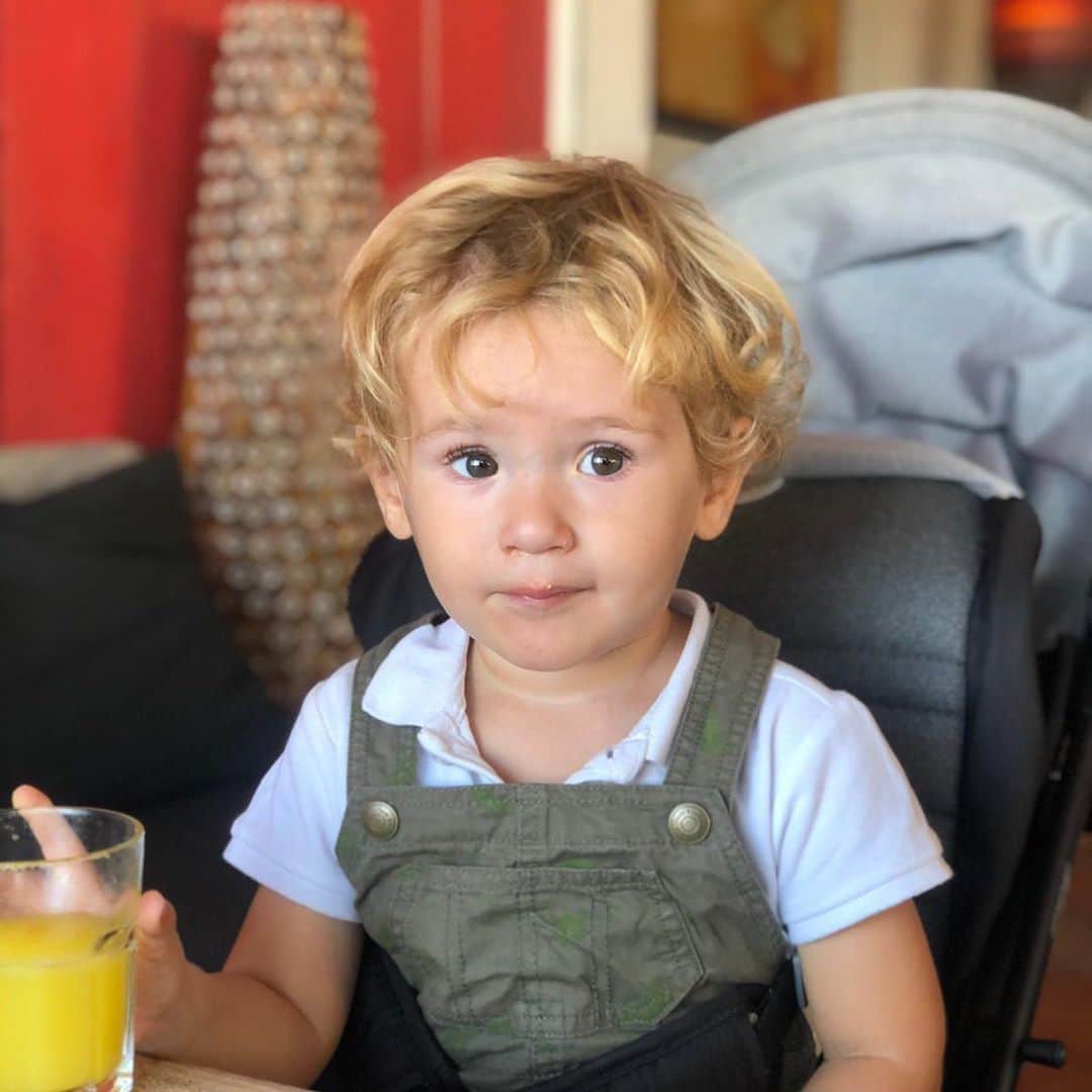 アレハンドロ・フェルナンデス・イグレシアスのインスタグラム：「No crezcas tan rápido...🙏🏻  #Minialex」