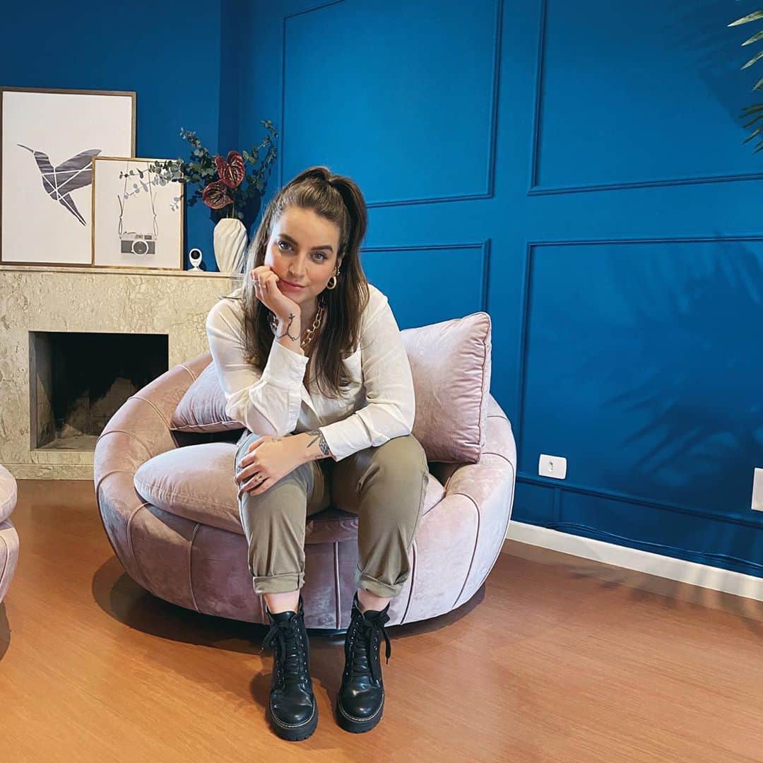 Bruna Unzuetaのインスタグラム：「Oi, cara de boi. Tchau, cara de pau. 🤍」