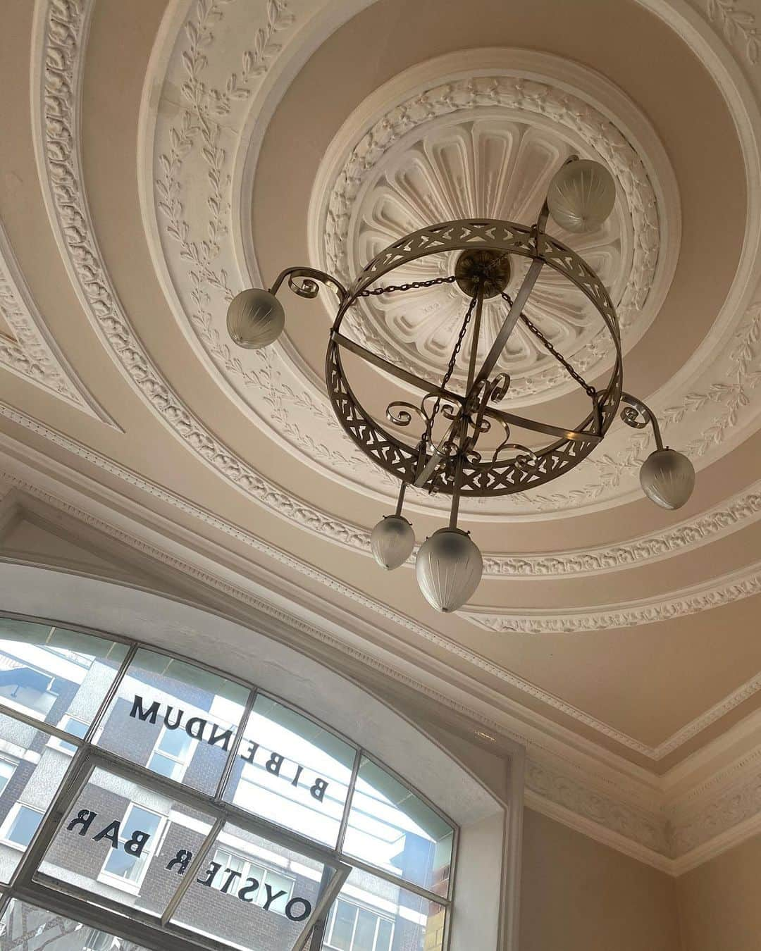 ロージー・ハンティントン＝ホワイトリーさんのインスタグラム写真 - (ロージー・ハンティントン＝ホワイトリーInstagram)「Chandeliers and ceilings 🤍」10月24日 2時27分 - rosiehw