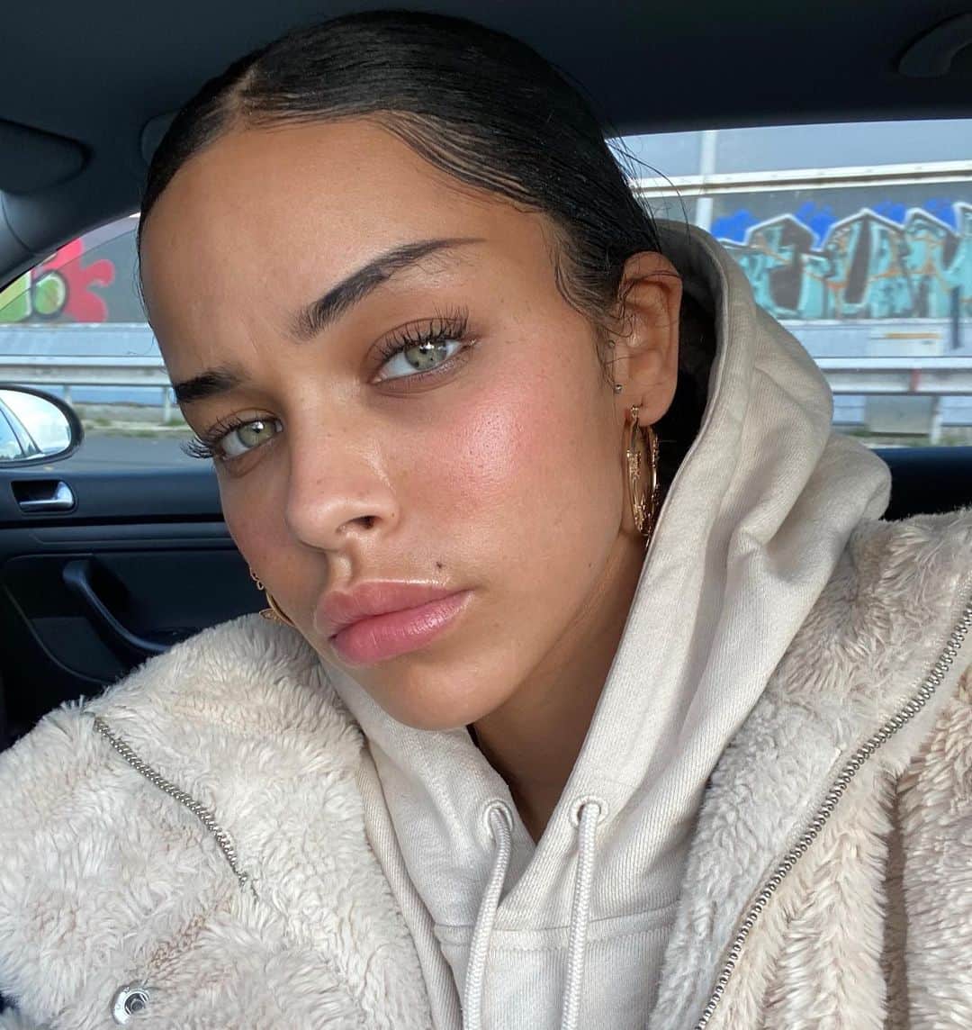 NISRINA SBIAのインスタグラム：「I play no part in these games」