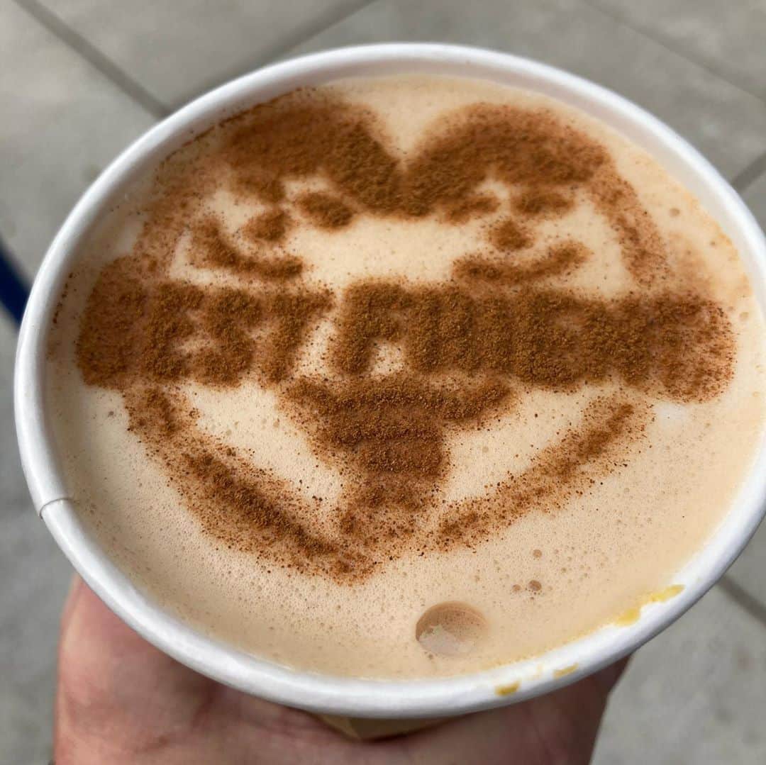 のインスタグラム：「Happy 5th Anniversary to @bestfriendpdx!! My favorite neighborhood juice/coffee cafe and one of my first clients! You can now get the logo I made them in your drink and on your head! Keep local business alive and thrive through these crazy times.」