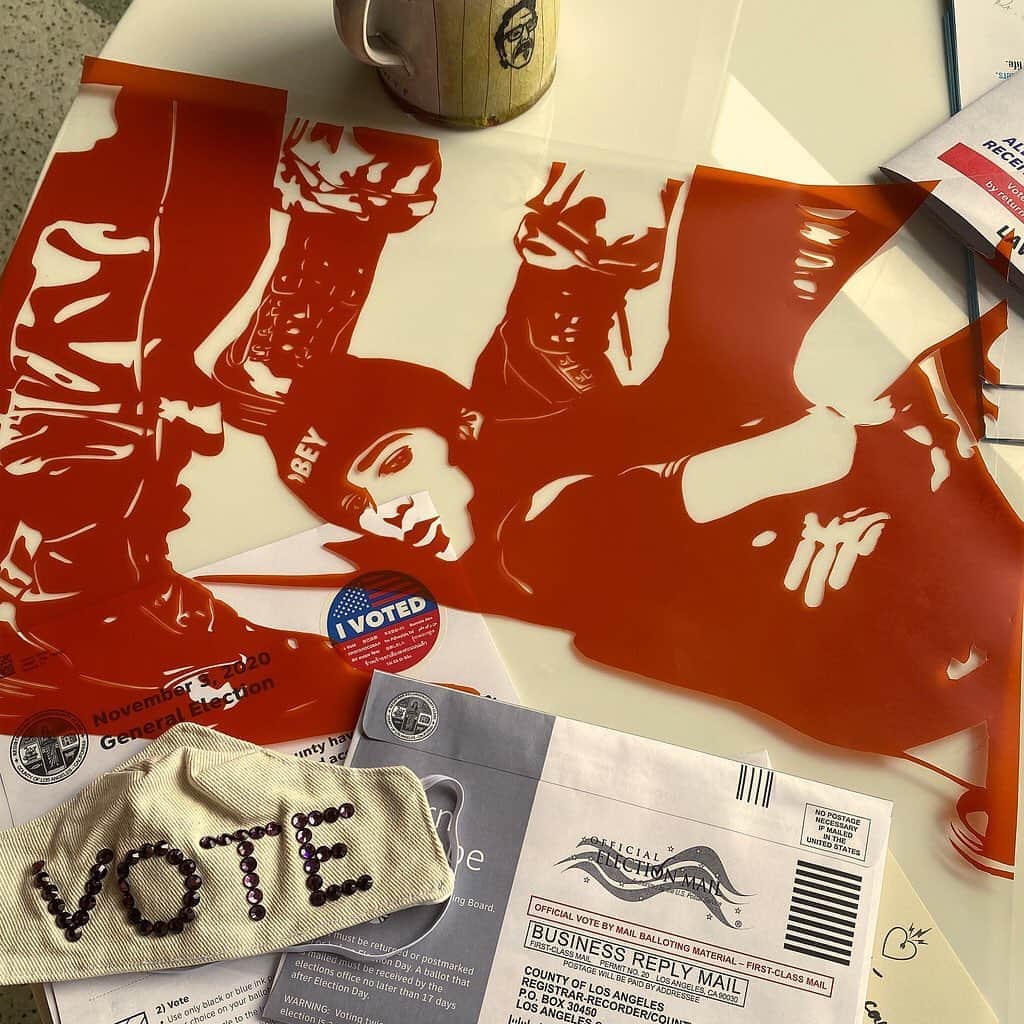 Shepard Faireyのインスタグラム：「Vote while that right is something you can still take for granted (even tough you shouldn’t)! The police abuse endured by racial justice protesters in recent months is a reminder that sometimes there’s a high cost for free speech. Voting should not be as risky or contentious as protesting, but the Republicans are doing everything they can to suppress voting and undermine democracy. If you believe in democracy, then voting is not just a right, but also a duty. Let’s ensure that protest is an additional way to use your voice, not the ONLY way left. I acknowledge our democracy could be vastly improved upon, and voting is part of that process… duh! Comments are turned off because if you wanna spend your time justifying complacency or spewing other nonsense, you are gonna have to do it elsewhere. Arrest illustration based on a photo by @xseanbonner.  📷 by @amandafairey」