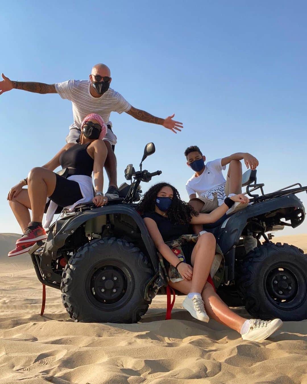 ナイジェル・デ・ヨングのインスタグラム：「2020 can’t stop us.  Desert vibes🌵」