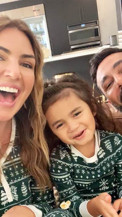 ロック&リパブリックのインスタグラム：「Family night goals. 💚 @katiehwillcox  #Kohls #KohlsFinds #familynight #cozyvibes #matchingpjs」