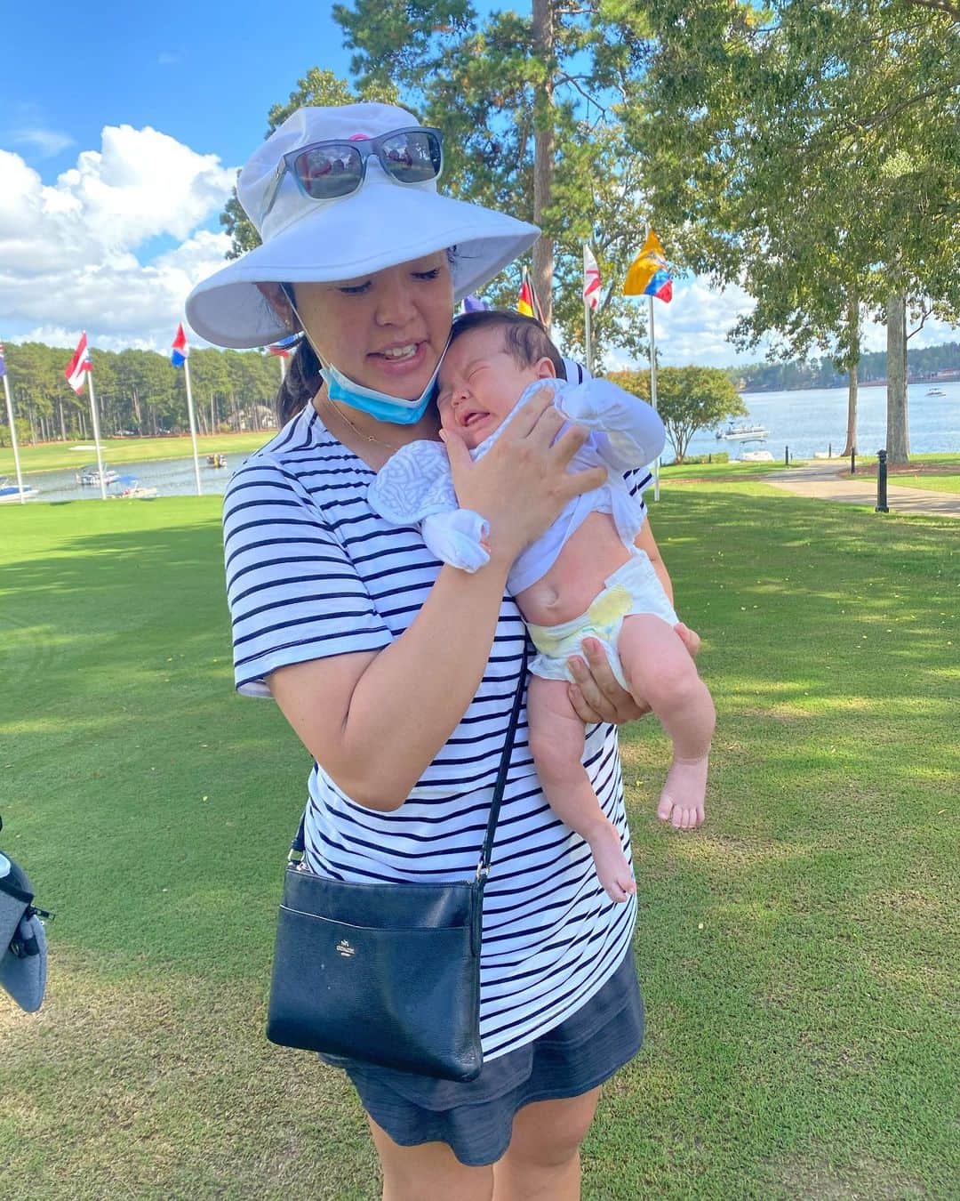 ジェーン・パークのインスタグラム：「Mom, golf tournaments are boring 😭  •••📸: @megan_khang」