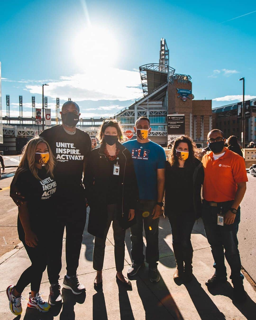 キャブスさんのインスタグラム写真 - (キャブスInstagram)「As part of Team Up For Change, today Head Coach @jbbickerstaff, President of Business Operations Nic Barlage, staff @cavssircc & entertainment team members grouped up with @clefoodbank to hand out boxes of food and personal protective equipment packs to many local families during a drive-thru food distribution at @rocketmortgagefieldhouse.  #CavsCare #WeFeedCLE」10月24日 2時57分 - cavs