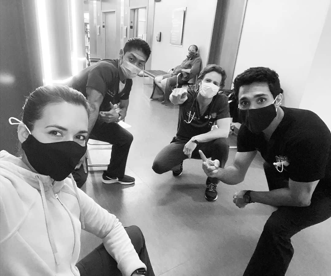 トーレイ・デヴィートのインスタグラム：「The band is back together again. And let me tell you, its a (Mask)uerade around here.  #ChicagoMed #Season6 Coming back to your screen Nov. 11 on #NBC #TorreyandTheSanitizers」