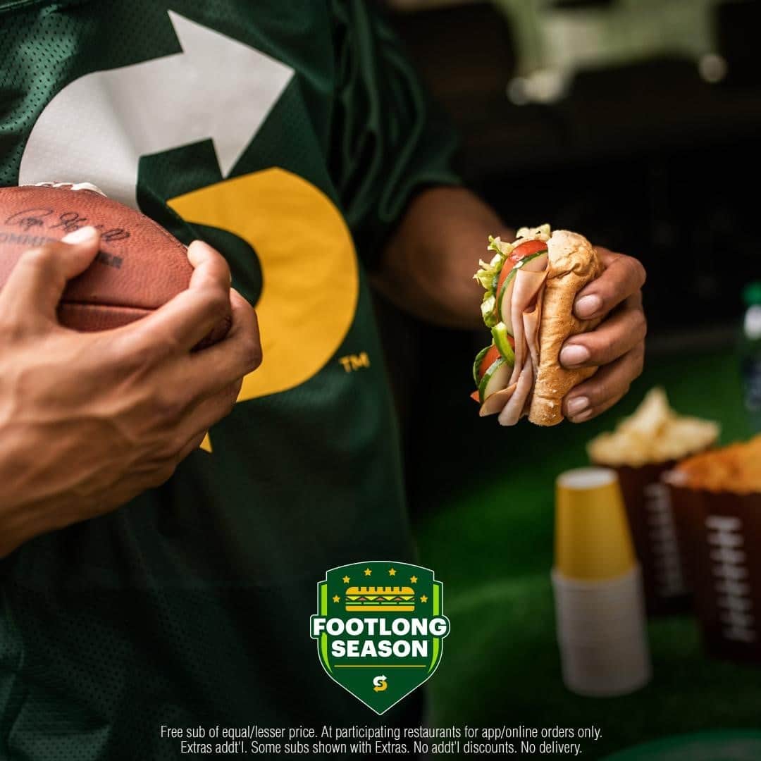 Official Subwayさんのインスタグラム写真 - (Official SubwayInstagram)「During Footlong Season™ every day is game day. Get a FREE Footlong when you buy two in app/online. Game on!」10月24日 3時00分 - subway