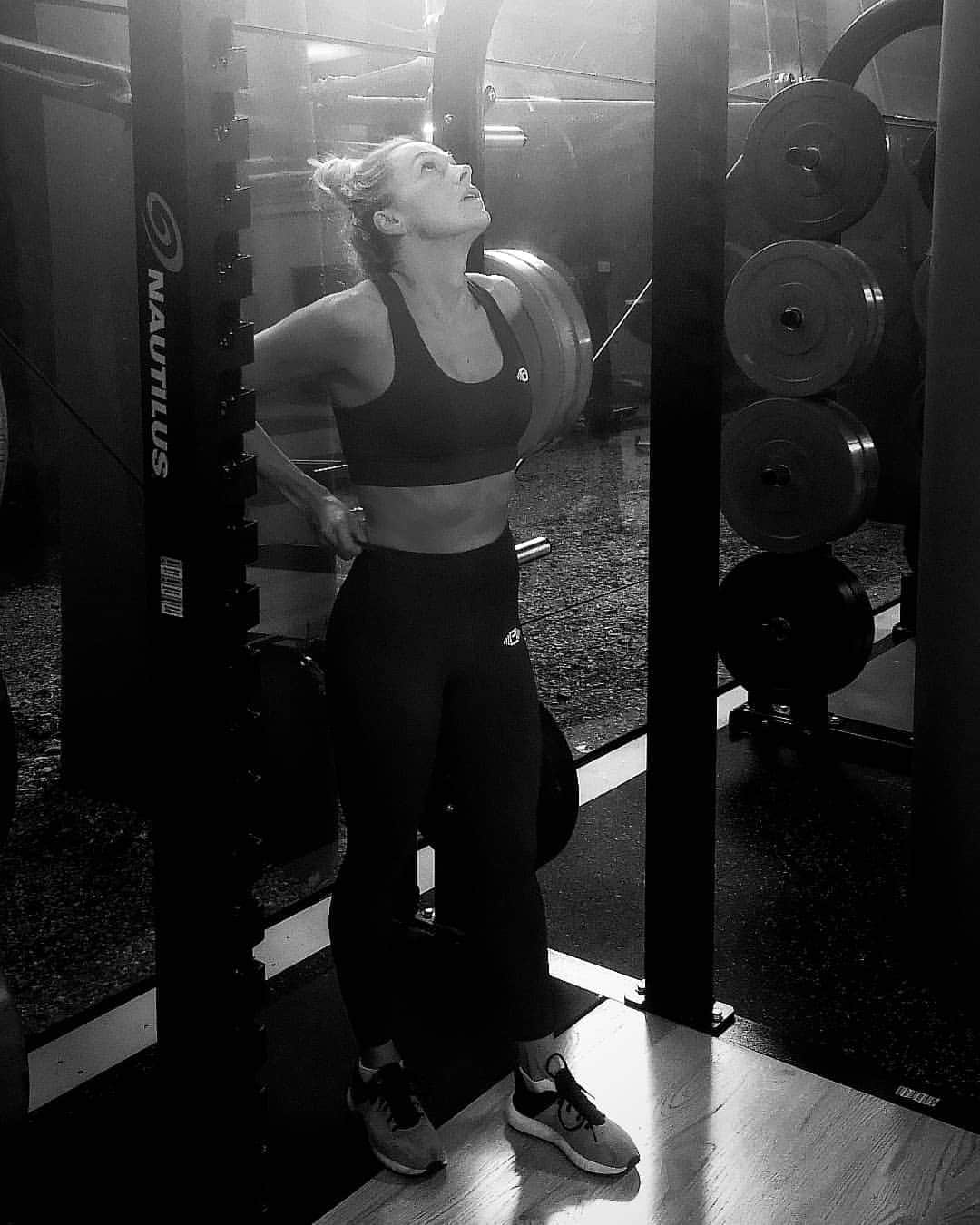 トニア・コーチのインスタグラム：「That look of fear.... Time to kill my abs💥  #absworkout #workout #buzzphysique @buzzphysique #gifted」