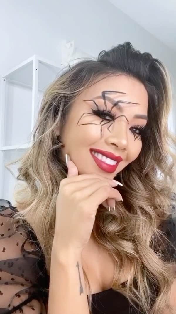 リアン Vのインスタグラム：「Let’s get these fun Halloween looks going! Who else is afraid of spiders 😩🕷」