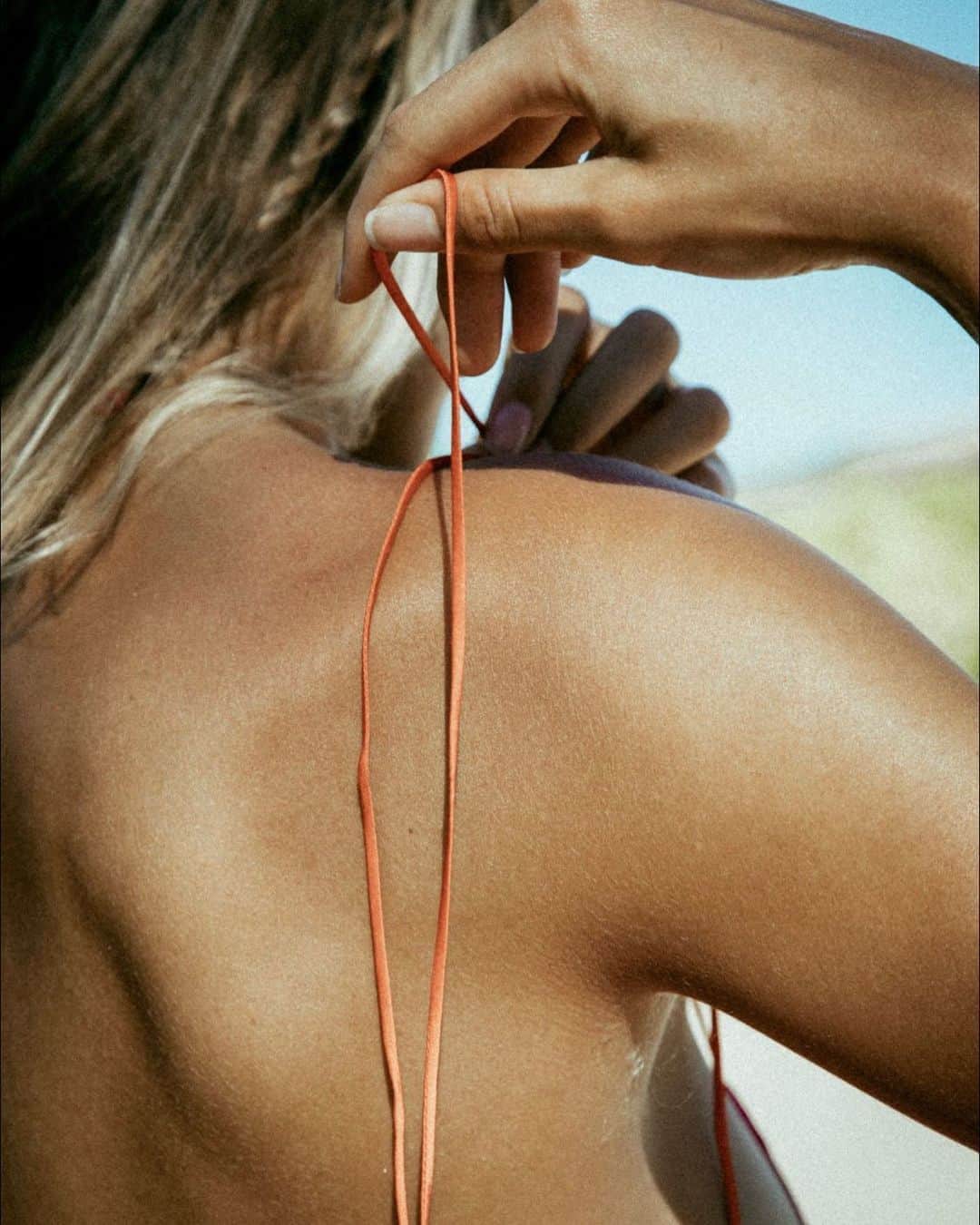 ダニジョーのインスタグラム：「All tied up ➰ Perfectly Peachy 🍑 in the Electric Pink Tie-Strap Silk Slip 🛒」