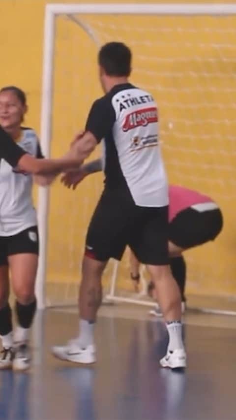 アレッサンドロ・ローザ・ヴィエイラのインスタグラム：「Há alguns dias, eu cheguei de surpresa no treino do @futsalfemininotaboao e aproveitei pra declarar minha torcida 👊⚽ A equipe disputa amanhã (24), contra a Leoas da Serra, a final da Supercopa de Futsal Feminina 2020. A transmissão será pelo SporTV, a partir das 13h. Não perca esse jogaço!!」