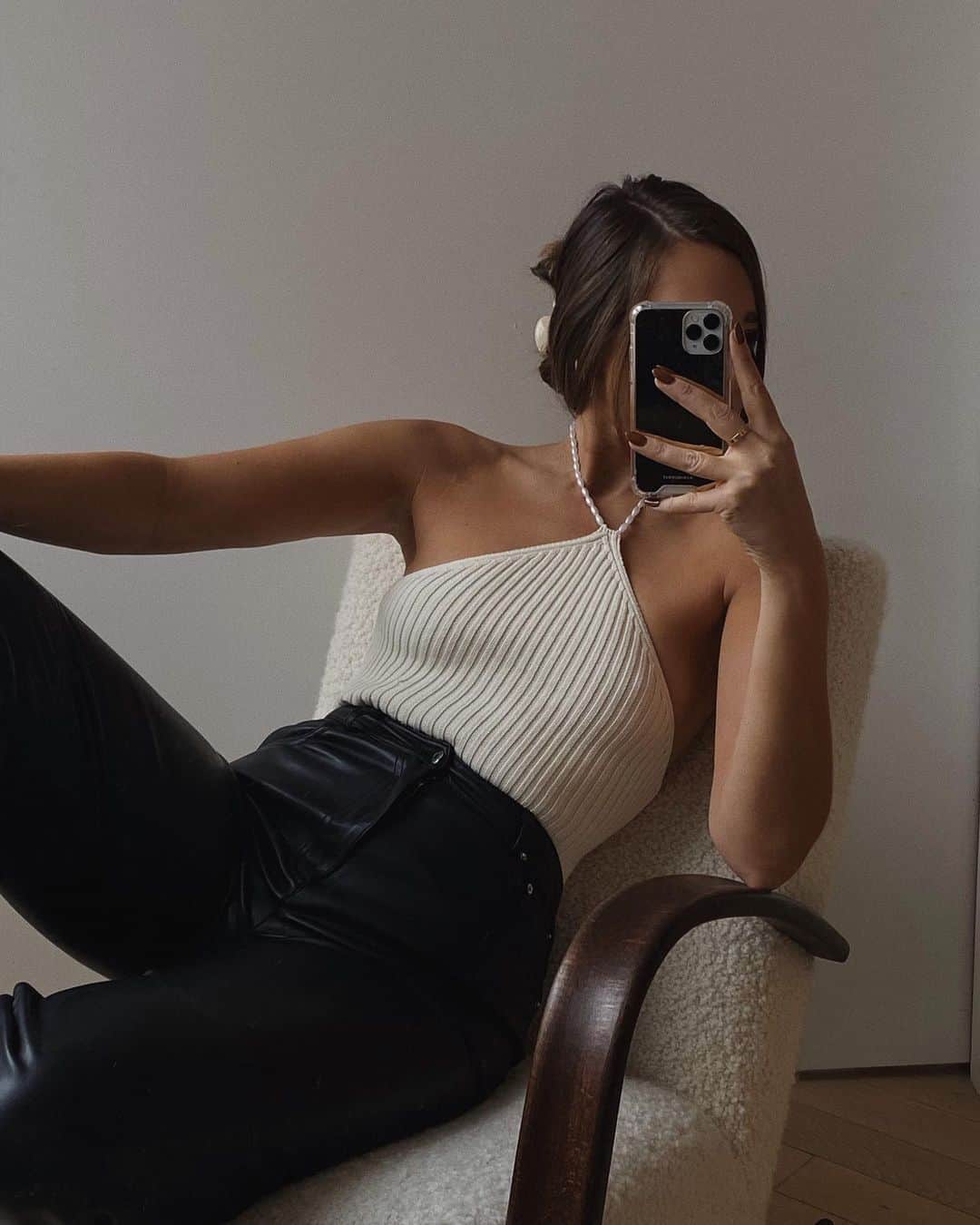 We Wore Whatのインスタグラム：「Good fits 👌🏻 anddddd this is my last post before a weekend off social media! It’s been 3 years since I ACTUALLY took more than a few hours off this app and I feel crazy even saying that. Taking a much needed mental health weekend to relax, read, take baths etc.. 😊」