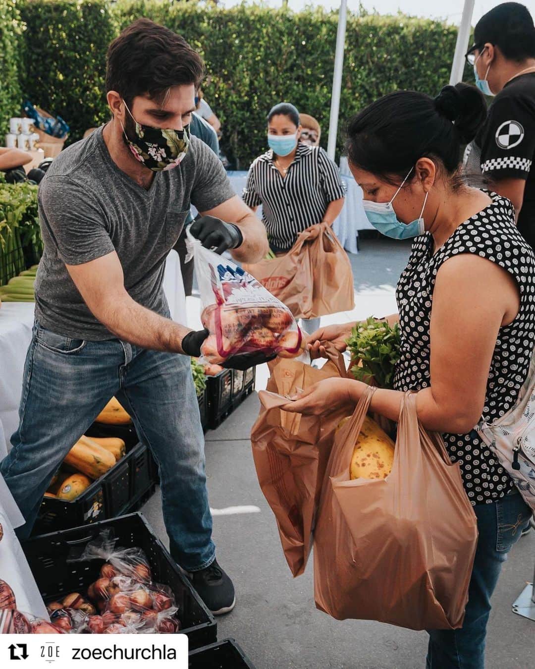 ジョーイ・ライアンのインスタグラム：「If you’re having trouble feeling thankful for the blessings in your life, I recommend donating time/money/energy to serving your community. It not only helps those in need of assistance but it also helps you spiritually, emotionally and is great for your mental health as well.」