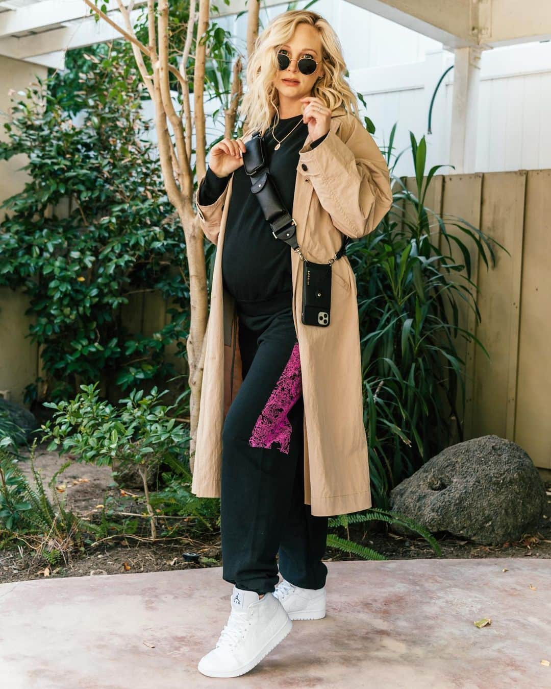 キャンディス・アッコラさんのインスタグラム写真 - (キャンディス・アッコラInstagram)「Ready to strut into the Labor and Delivery ward in my @candicekayla ROAD MAP Sweatsuit like... 😂 I wish... Link in Bio to SHOP from our Virtual Merch POP UP! #directionallychallengedpod」10月24日 3時10分 - candiceking