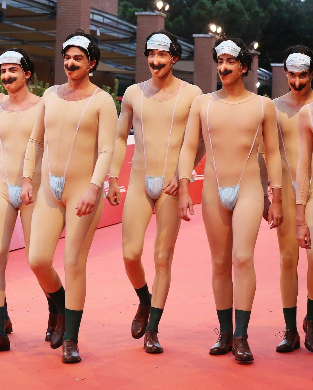 Just Jaredさんのインスタグラム写真 - (Just JaredInstagram)「In Sacha Baron Cohen’s absence, eight men dressed as Borat walked the red carpet at the #Borat2 premiere in Rome! #SachaBaronCohen #Borat Photos: Getty」10月24日 3時10分 - justjared