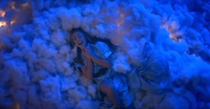 Danna Paolaのインスタグラム：「Y si, vivo entre nubes últimamente... ☁️🤍 Ya vieron el videoclip de #ViajeALaLuz ?  #másalládelaluna ya está disponible en @netflixlat 🚀 ☺️」